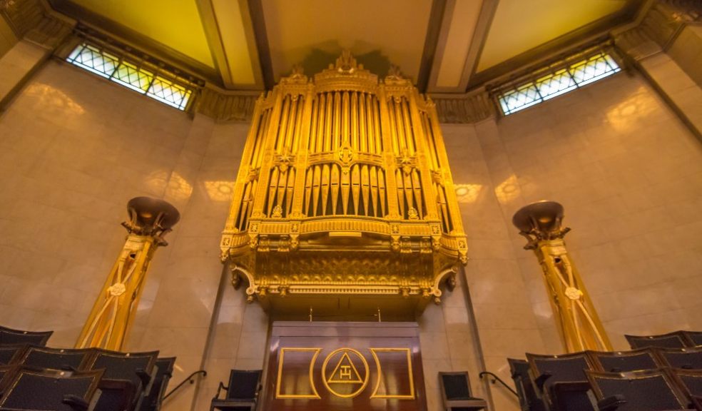 The new normal: British people enjoy the first organ concert of the year from home